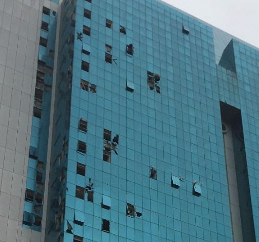 臺風(fēng)來襲時、玻璃幕墻能扛得住么！