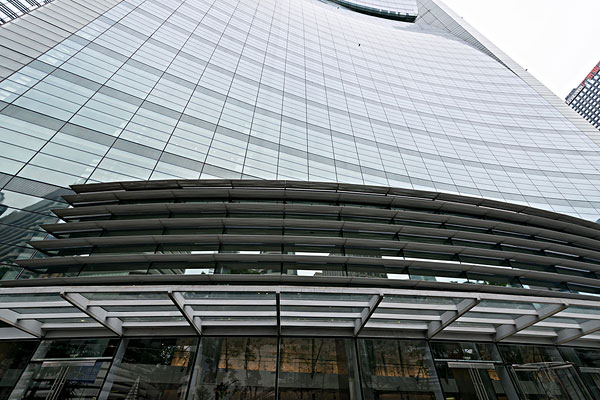 簡(jiǎn)述玻璃幕墻更換幾塊玻璃的成本很高的原因？