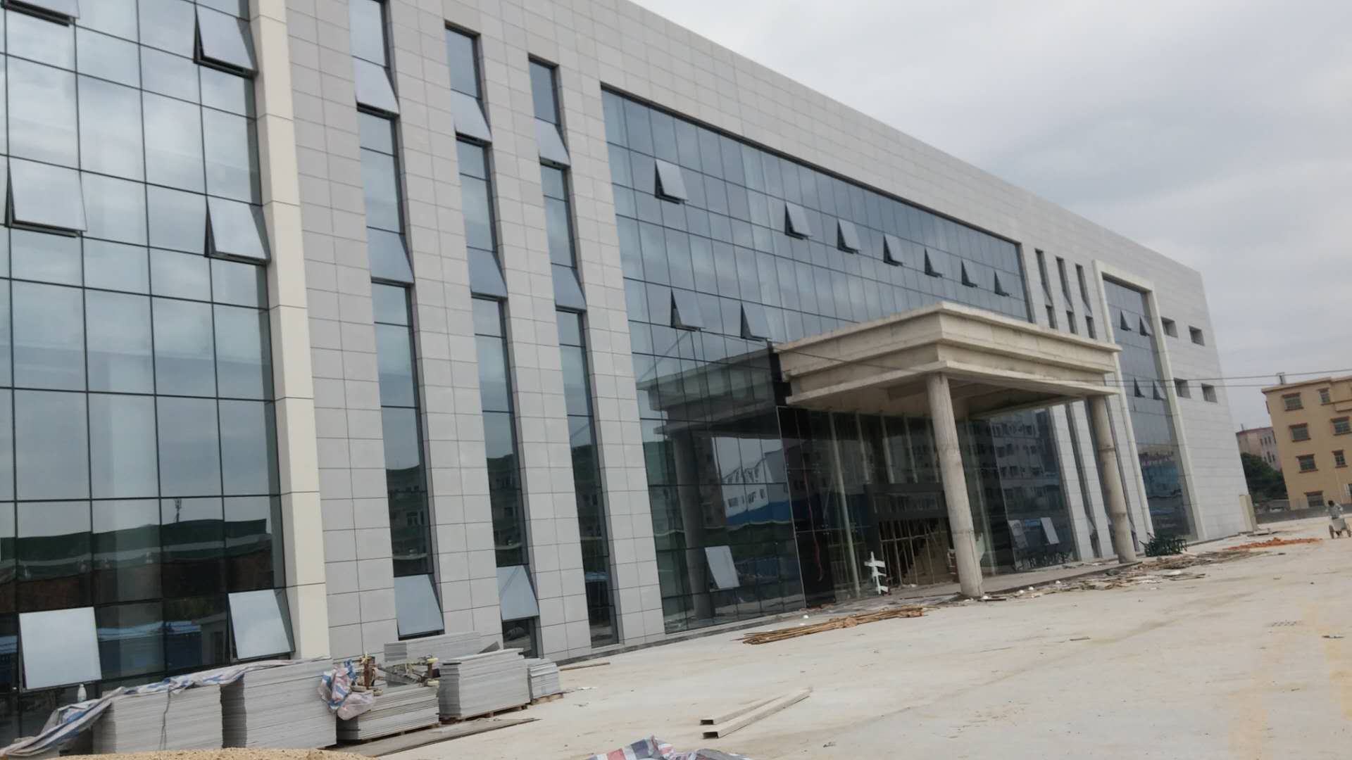 如何計算拆玻璃幕墻多少錢一平方的費用，可詢問【中東幕墻】