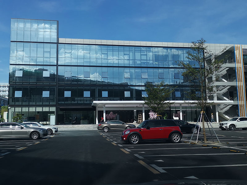 半隱框玻璃幕墻找誰